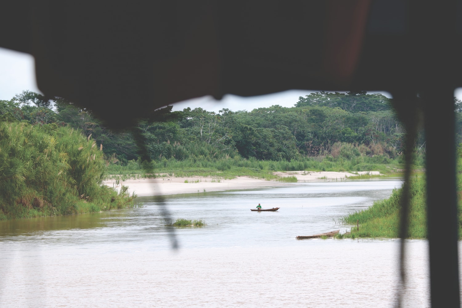 Mann auf einem Holzkanu in Peru Mann auf einem Holzkanu in Peru
