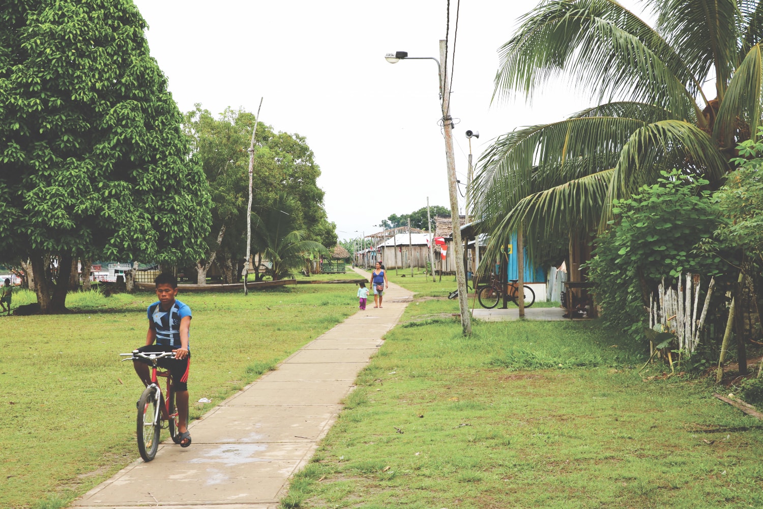 Spaziergang durch das Dorf in Peru Spaziergang durch das Dorf in Peru