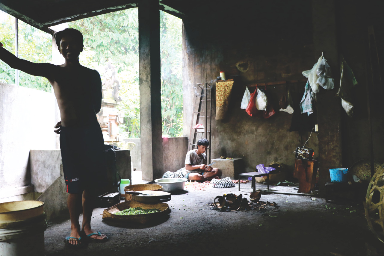 Koch im Restaurant Ibu Oka Babi Guling