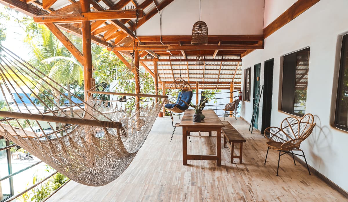 Costa Rica - Unterkunft/Hotel - Selina Santa Teresa South - Terrasse