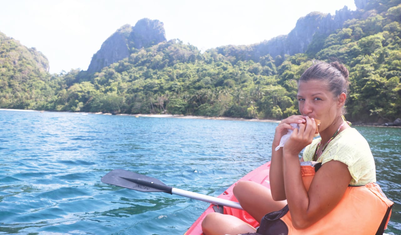 Frühstück im Kajak in El Nido