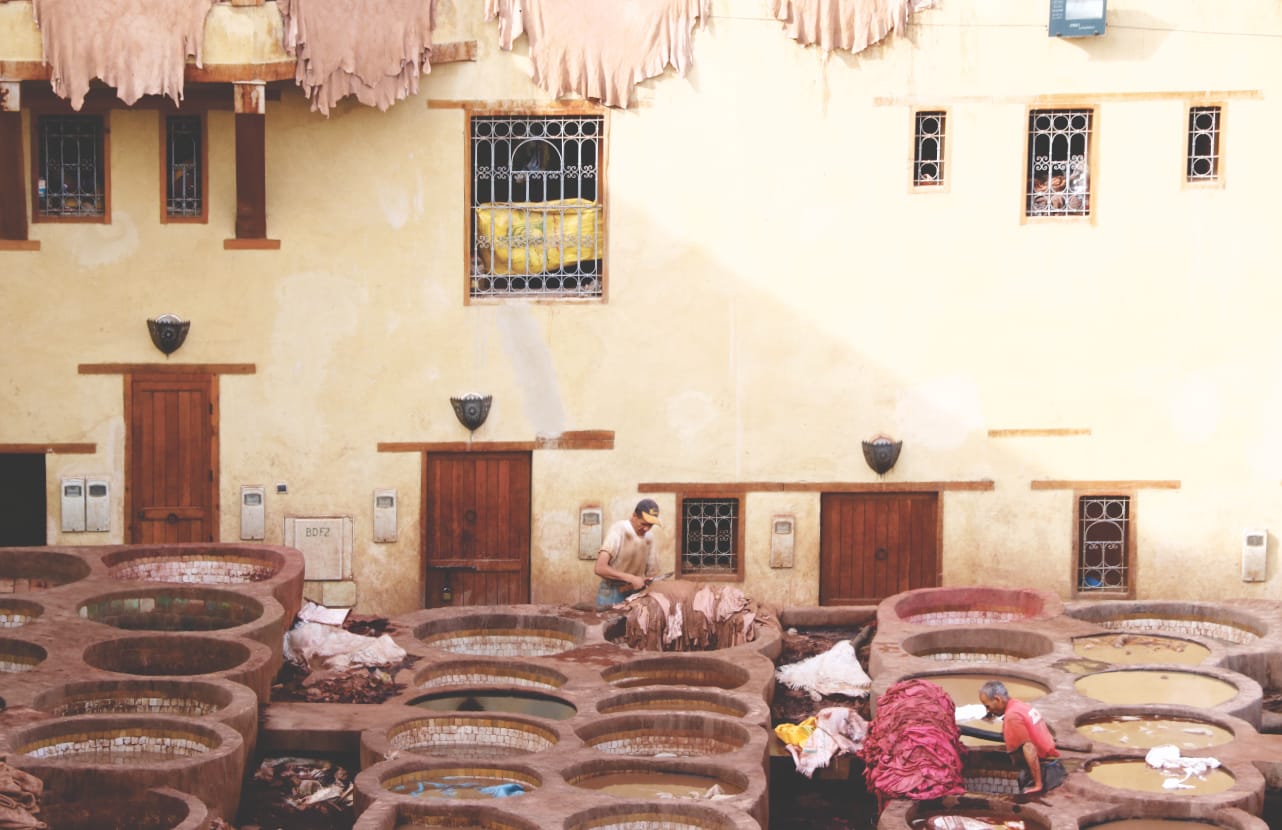 Färben von Tierhaut im Gerberviertel von Fes