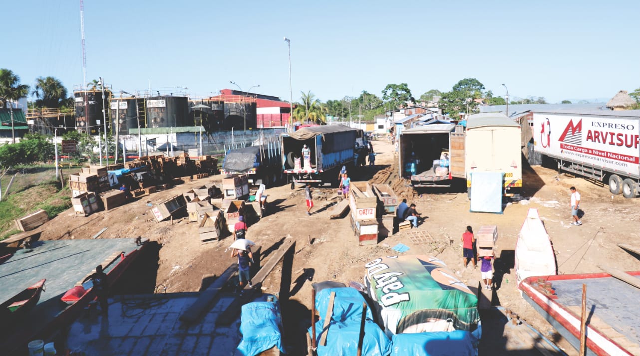 Schiff in Yurimaguas wird beladen Schiff in Yurimaguas wird beladen