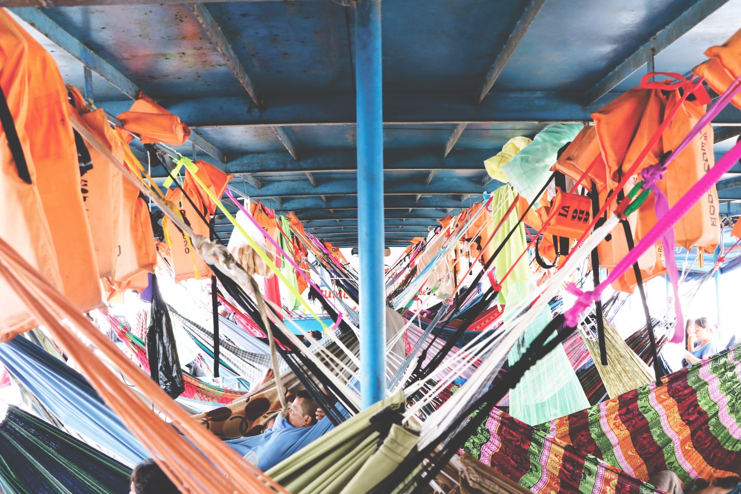 Auf dem Frachtschiff mit Hängematten Auf dem Frachtschiff mit Hängematten