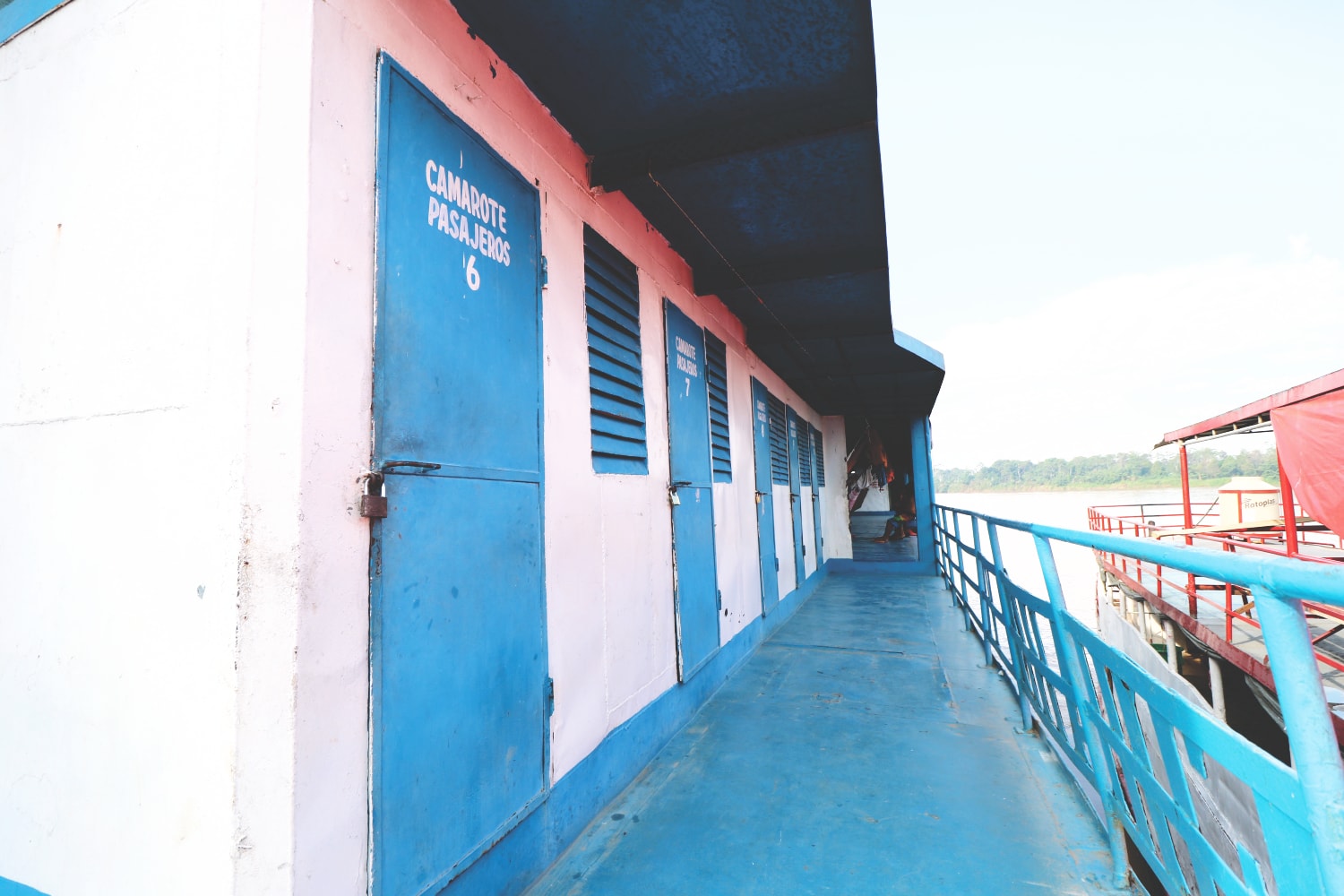 Die Kabinen auf dem Frachtschiff in Peru Die Kabinen auf dem Frachtschiff in Peru