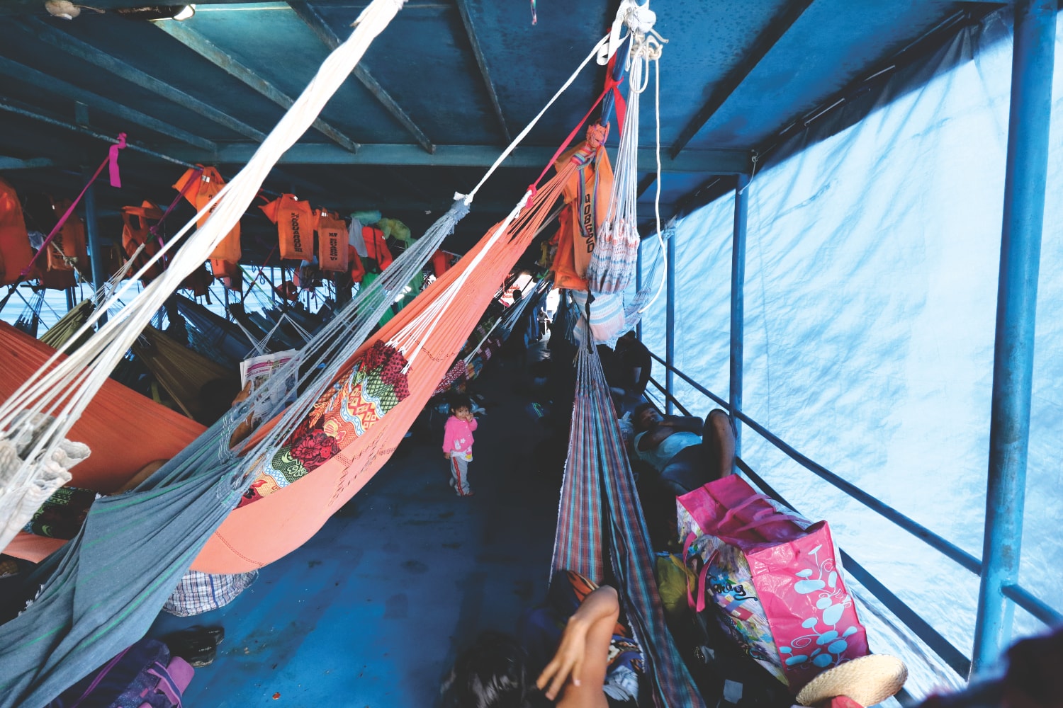 Plane auf dem Frachtschiff bei Regen Plane auf dem Frachtschiff bei Regen