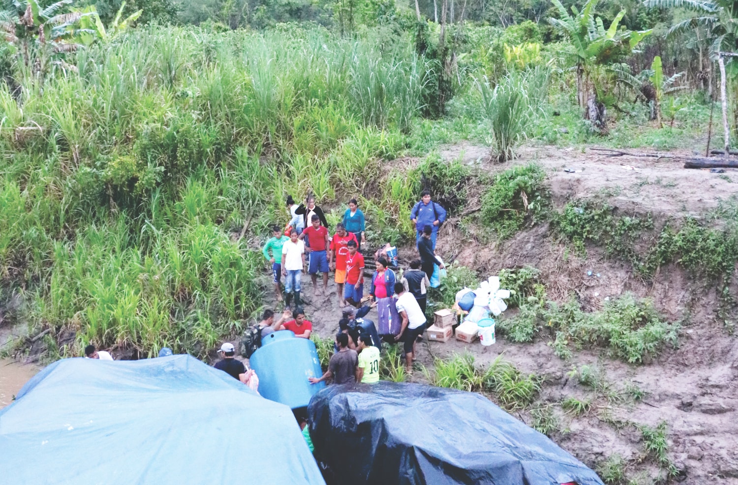 Ware wird vom Frachtschiff abgeladen