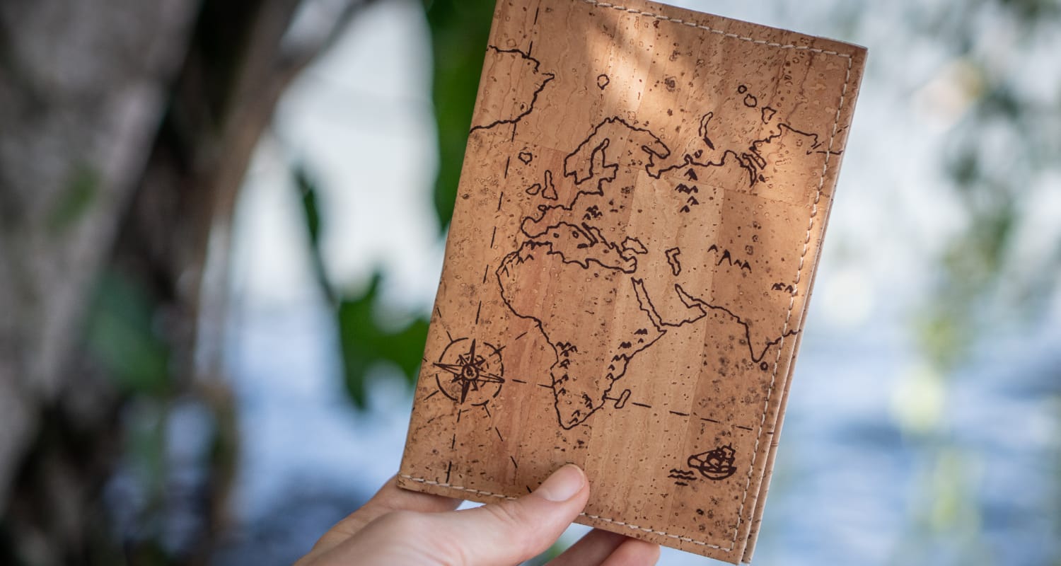 Nachhaltige Geschenke für Reisende: Reisepasshülle aus Kork