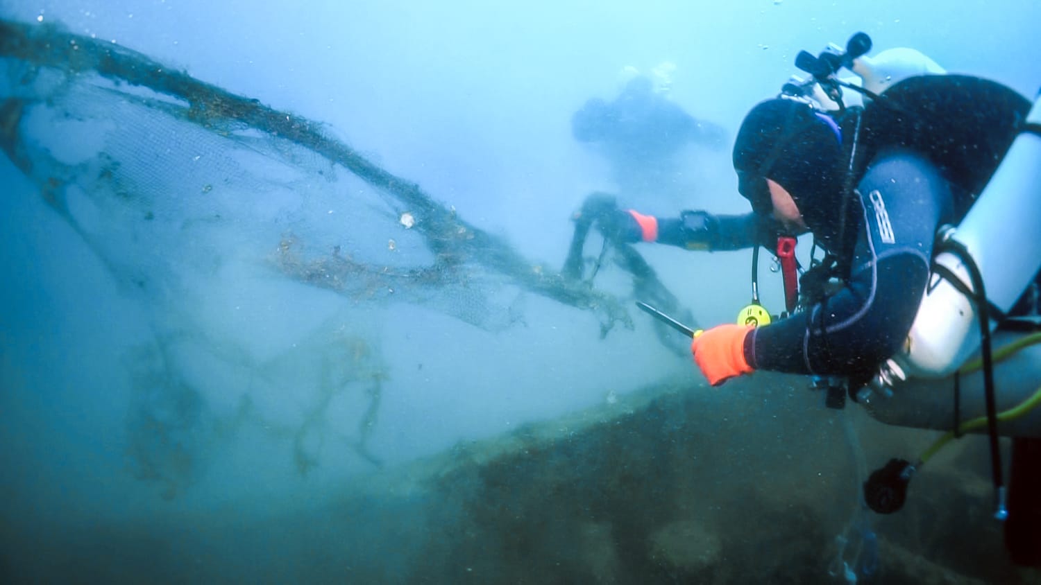 Geisternetz: Taucher bei der Bergung Geisternetz: Taucher bei der Bergung