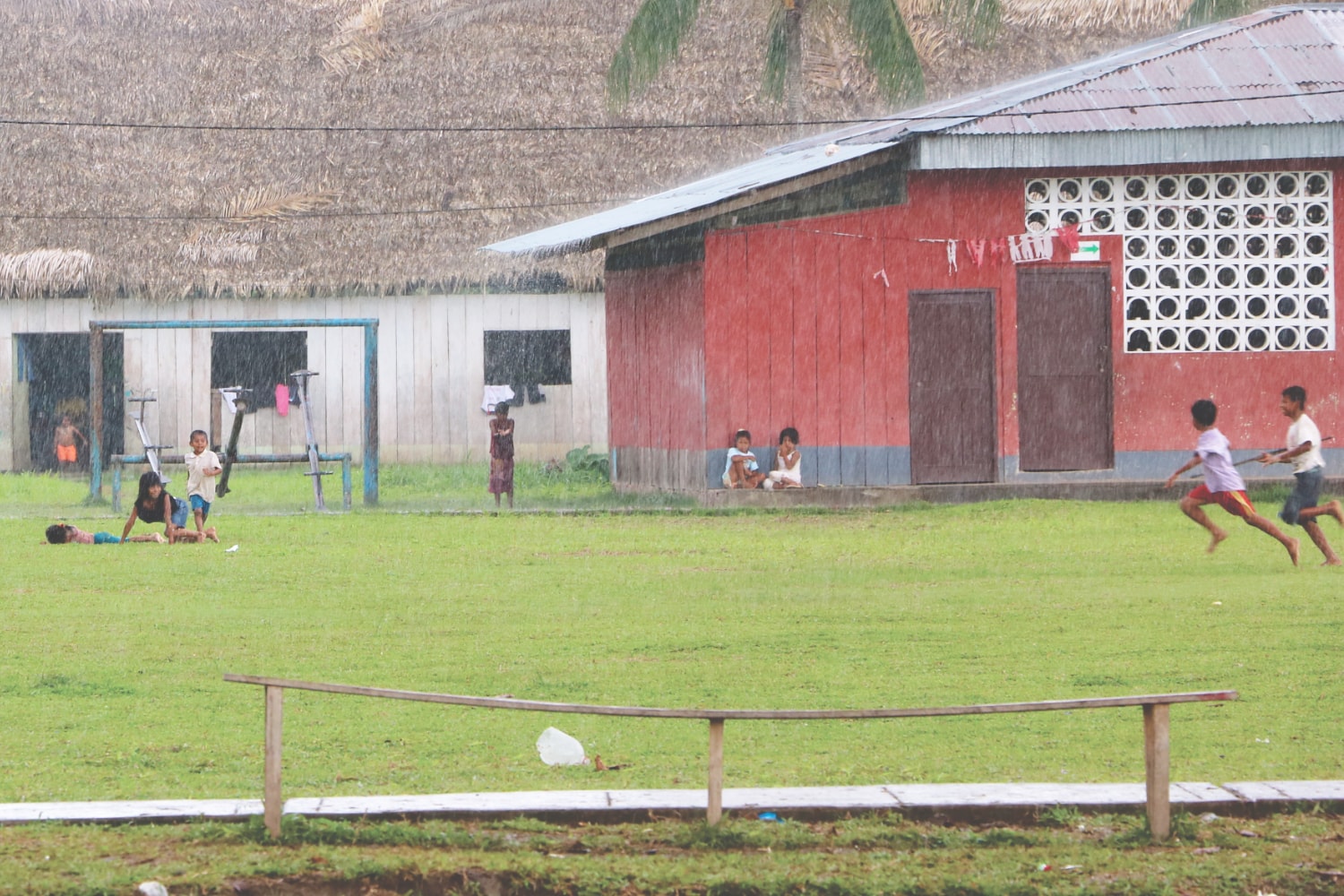 Kinder im Amazonas-Regen Kinder im Amazonas-Regen