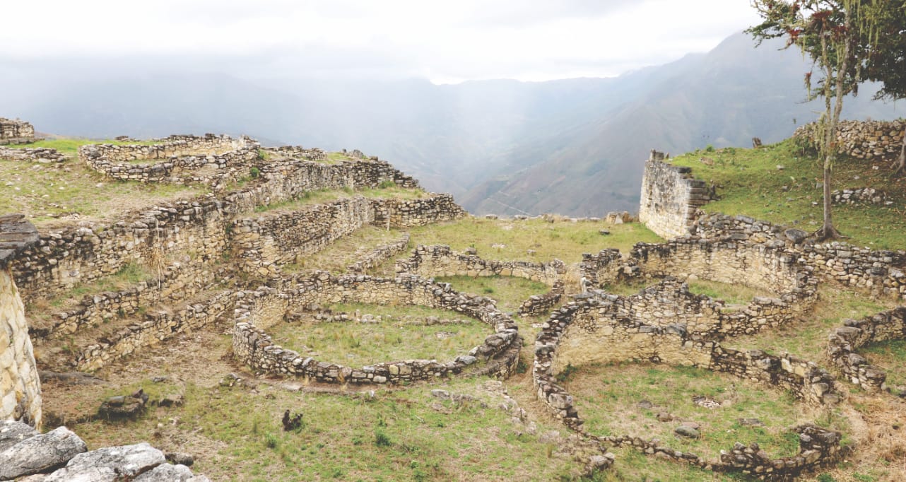 Kuelap - kreisrunde Überreste der Häuser