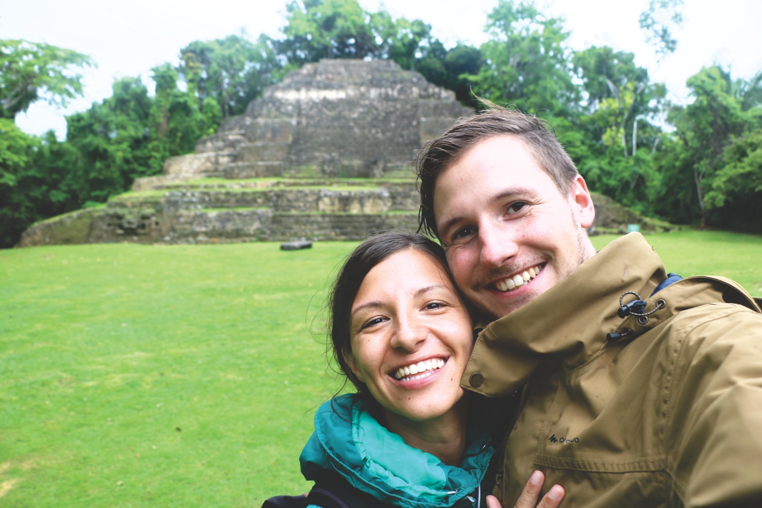 Wir vor der Lamanai Ruine