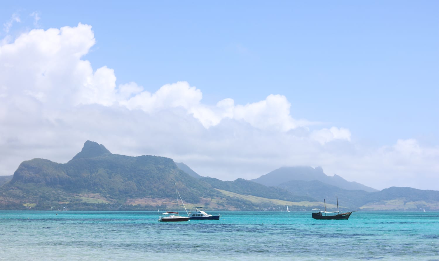 Mahebourg: Blick auf Meer und Berge