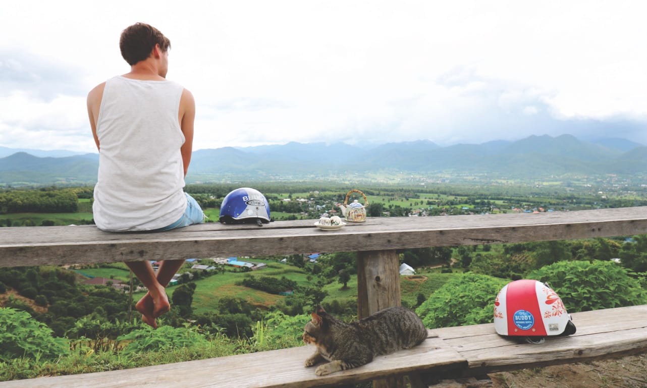 Ausblick mit frischem Tee auf die Berge von Pai Ausblick mit frischem Tee auf die Berge von Pai