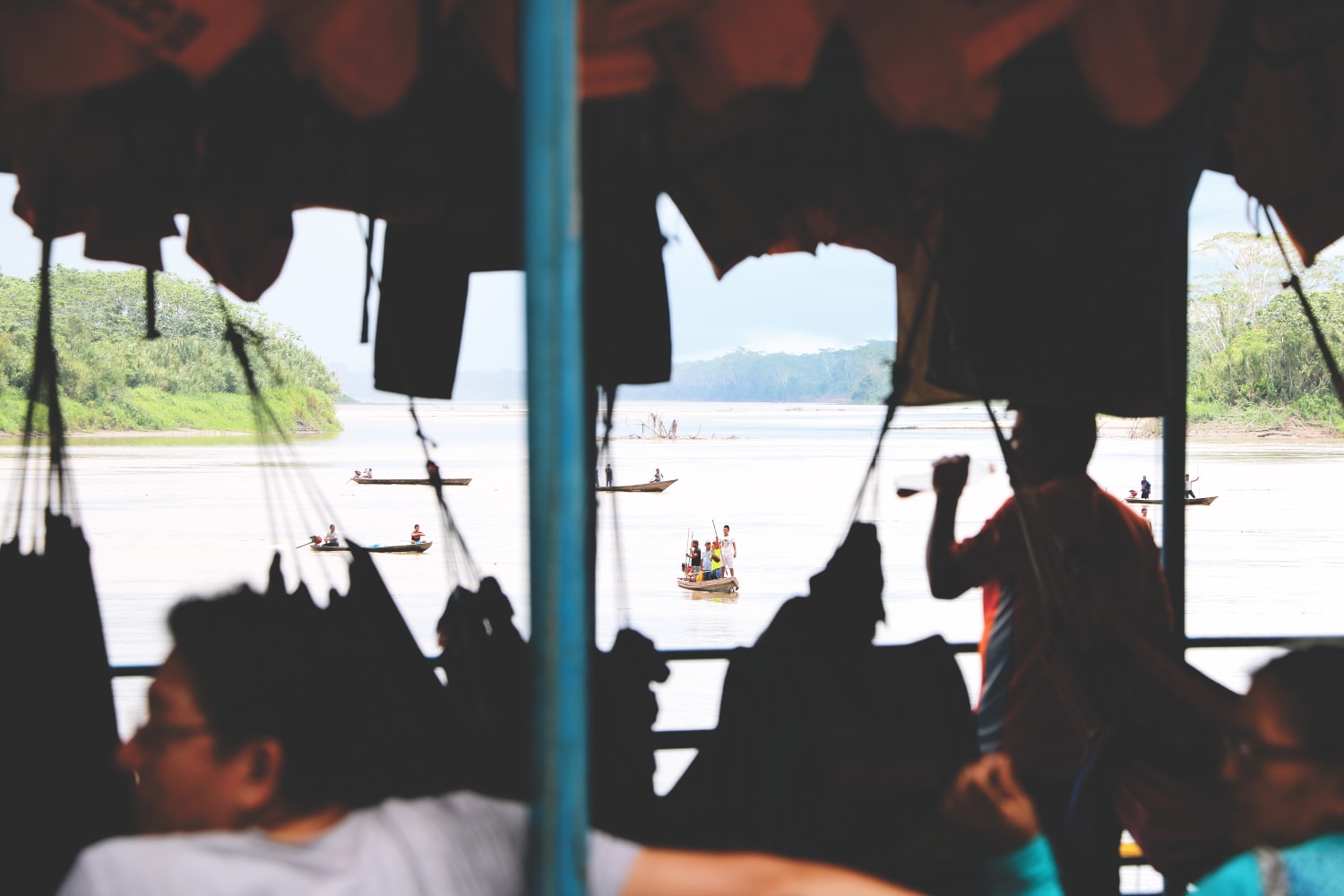 Mit Speeren protestieren im Amazonas Mit Speeren protestieren im Amazonas