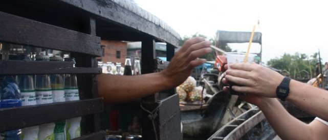 Kaffee auf schwimmendem Markt im Mekong Delta