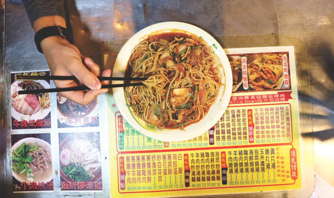 Taiwan: Essen auf Nachtmarkt in Taipei