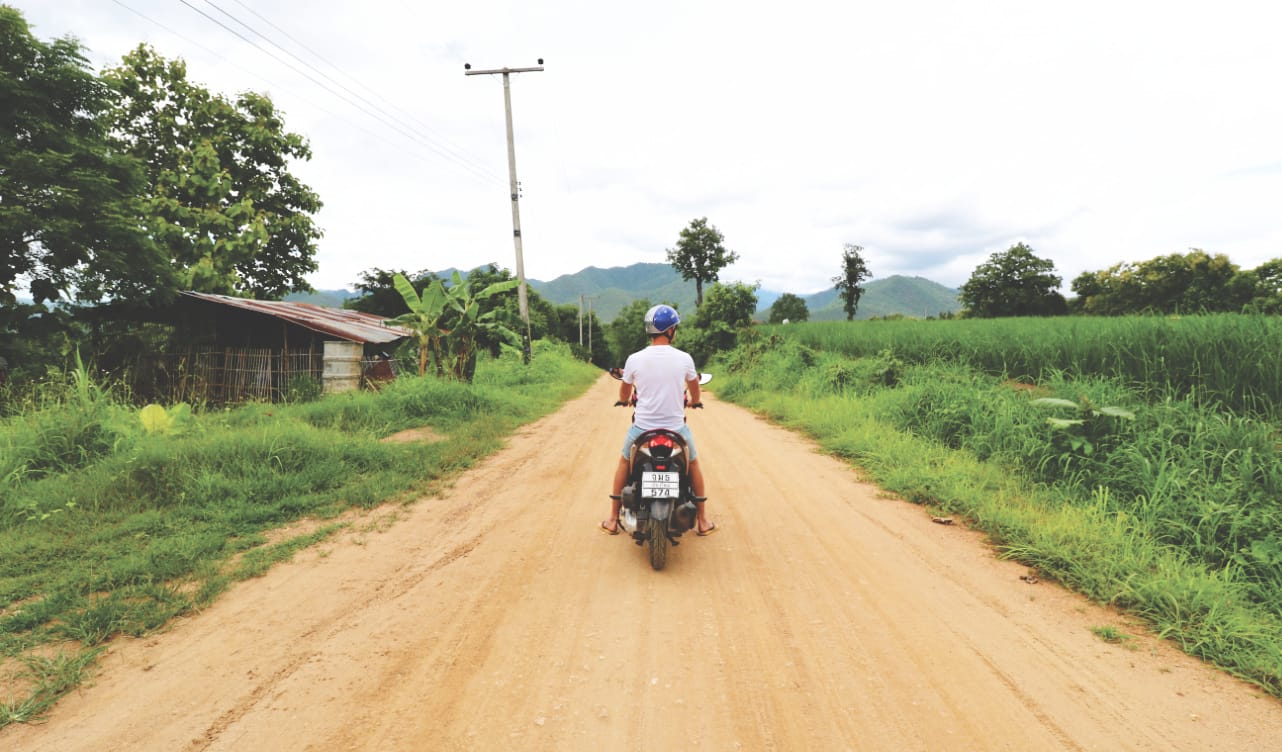 Rollertour durch Felder in Pai Rollertour durch Felder in Pai