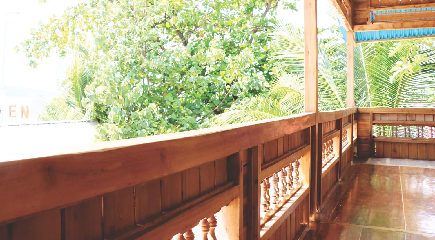 Sulawesi Unterkunft - Bunaken - Arto Moro - Terrasse