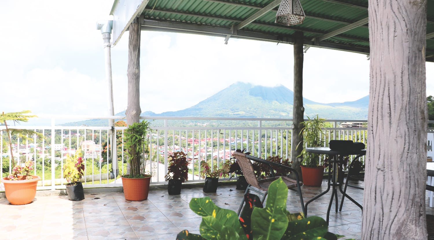 Sulawesi Unterkunft - Terrasse von Leos Hotel - Tomohon