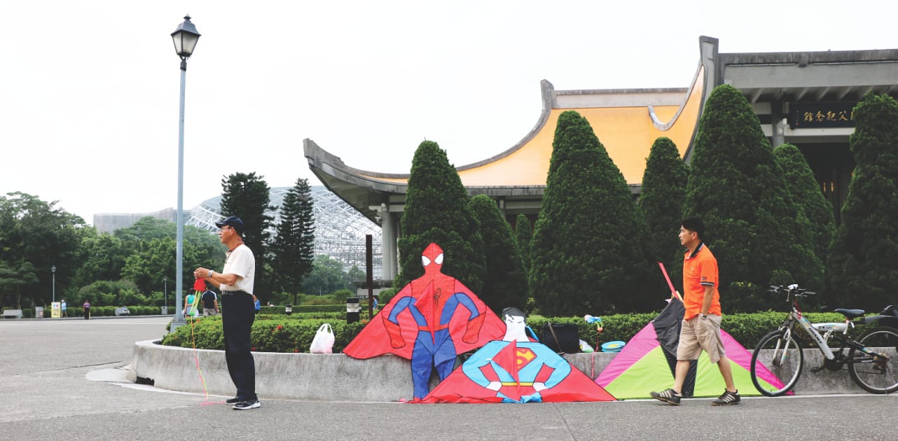 Drachensteigen am CKS in Taipei Drachensteigen am CKS in Taipei
