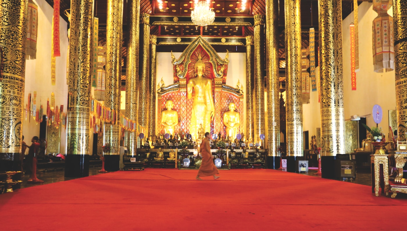 Mönch in einem Tempel in Chiang Mai Mönch in einem Tempel in Chiang Mai