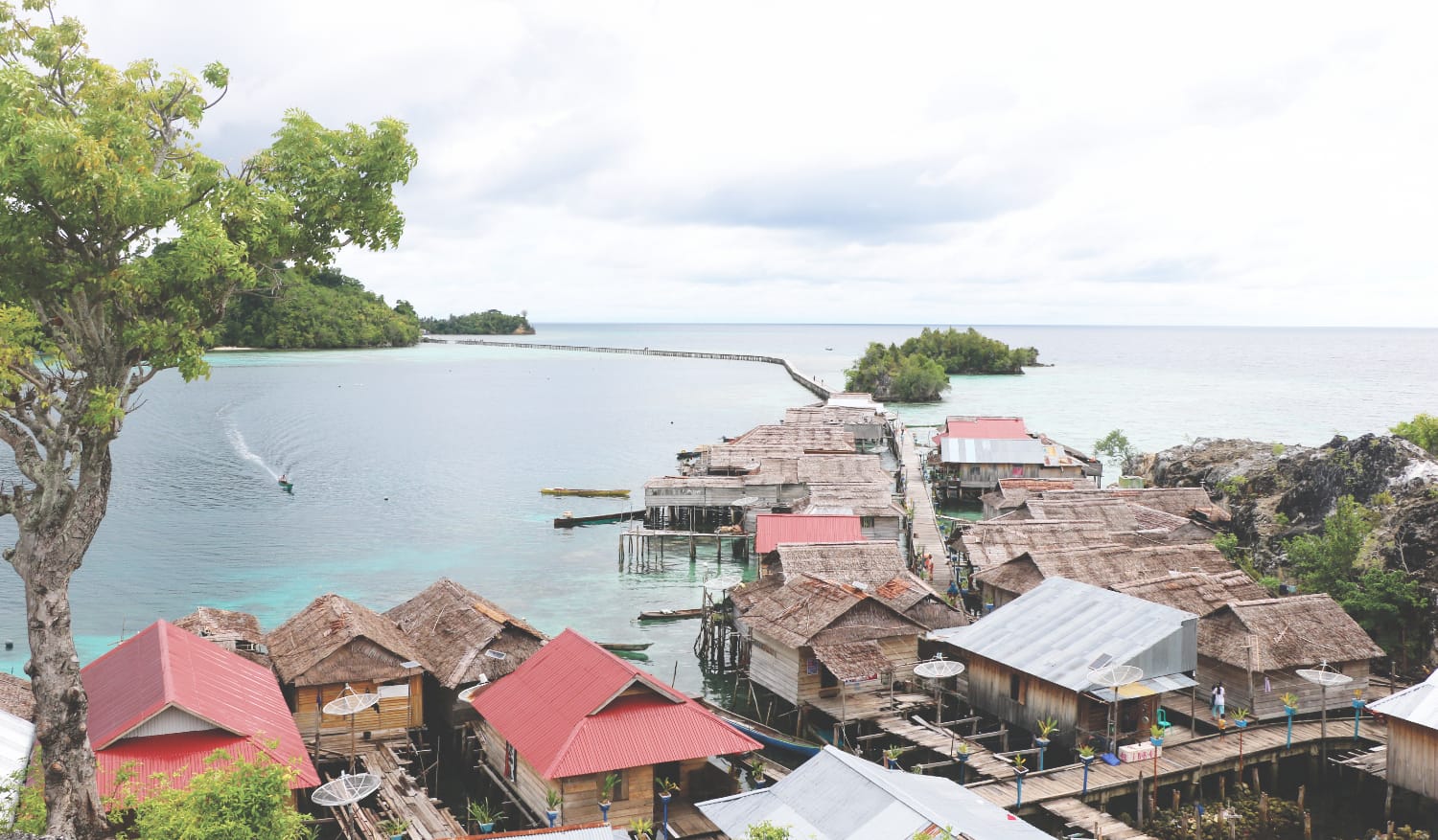 Togian Inseln Aktivitäten: Seenomaden Dorf der Bajo Togian Insel Guide - Reisetipps und Insidertipps - Sehenswürdigkeit - Pulau Papan Seenomaden