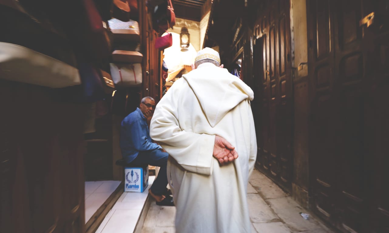 Mann in traditioneller Kleidung in Fes