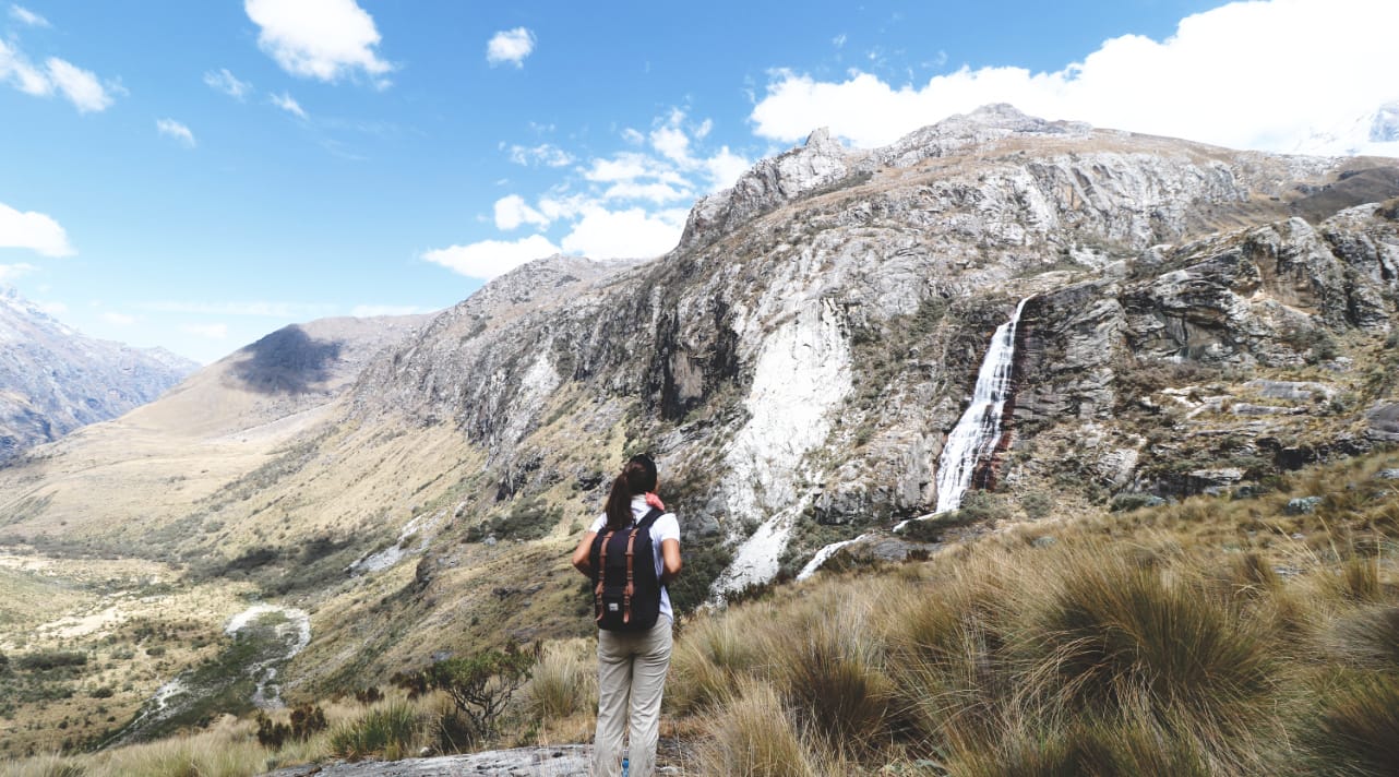 Trek zur Laguna69 - Ania schaut ins Tal