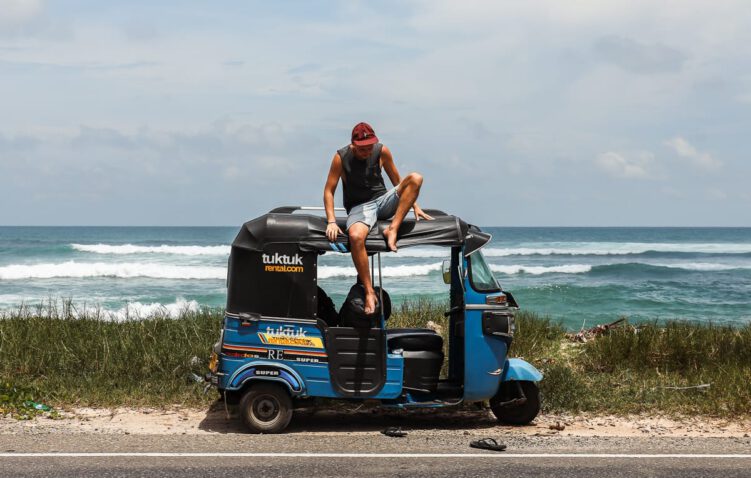 Sri Lanka - TukTuk mieten - Roadtrip mit TukTuk Rental - Straße am Meer